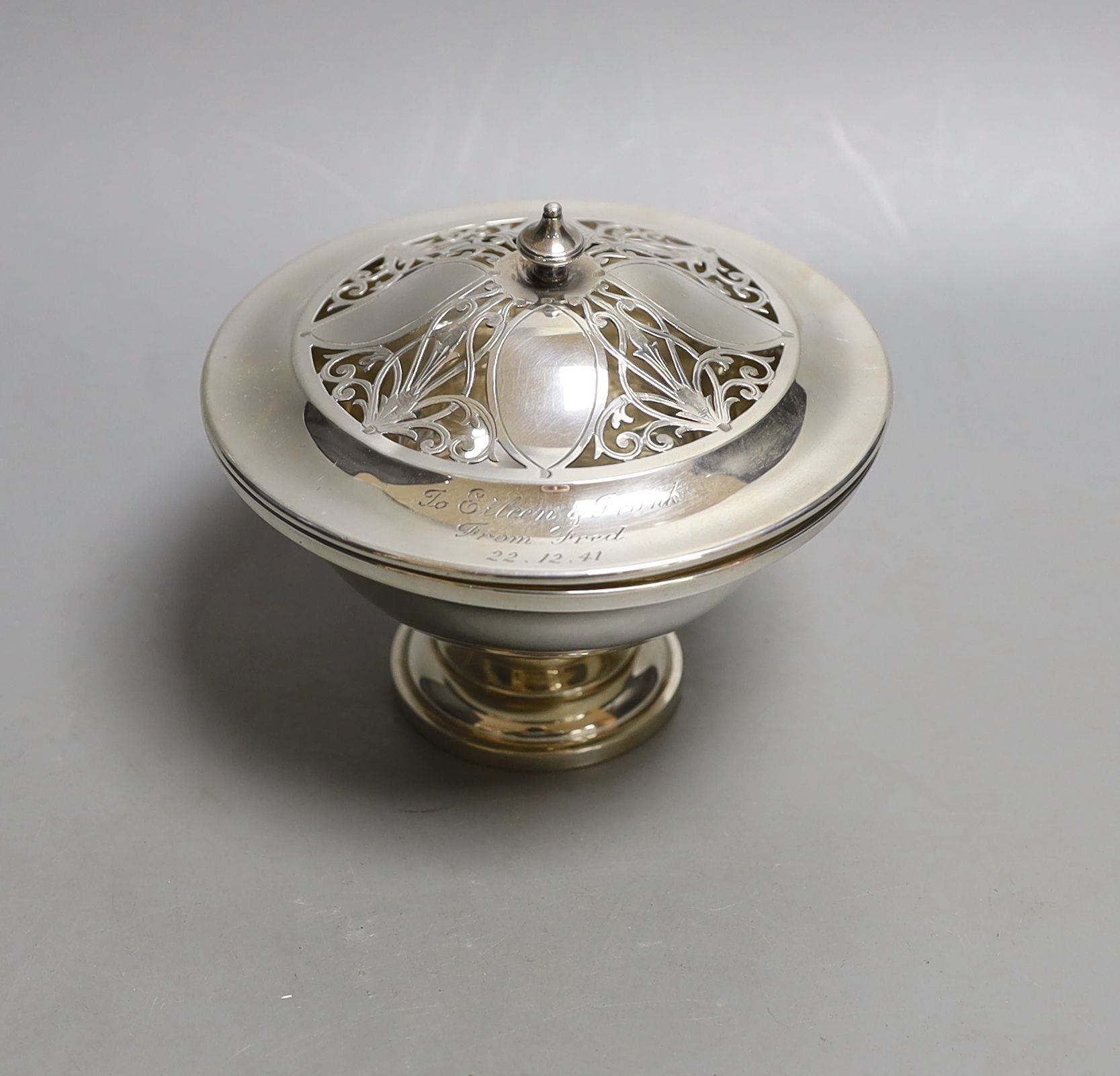 An Edwardian silver pot pourri bowl and cover, Goldsmiths & Silversmiths Co Ltd, with presentation inscription, London, 1906, diameter 11.6cm, 5oz.